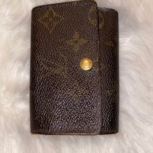 - Lv Louis Vuitton 6 key key holder great condition edges show slight wear 🔥🔥